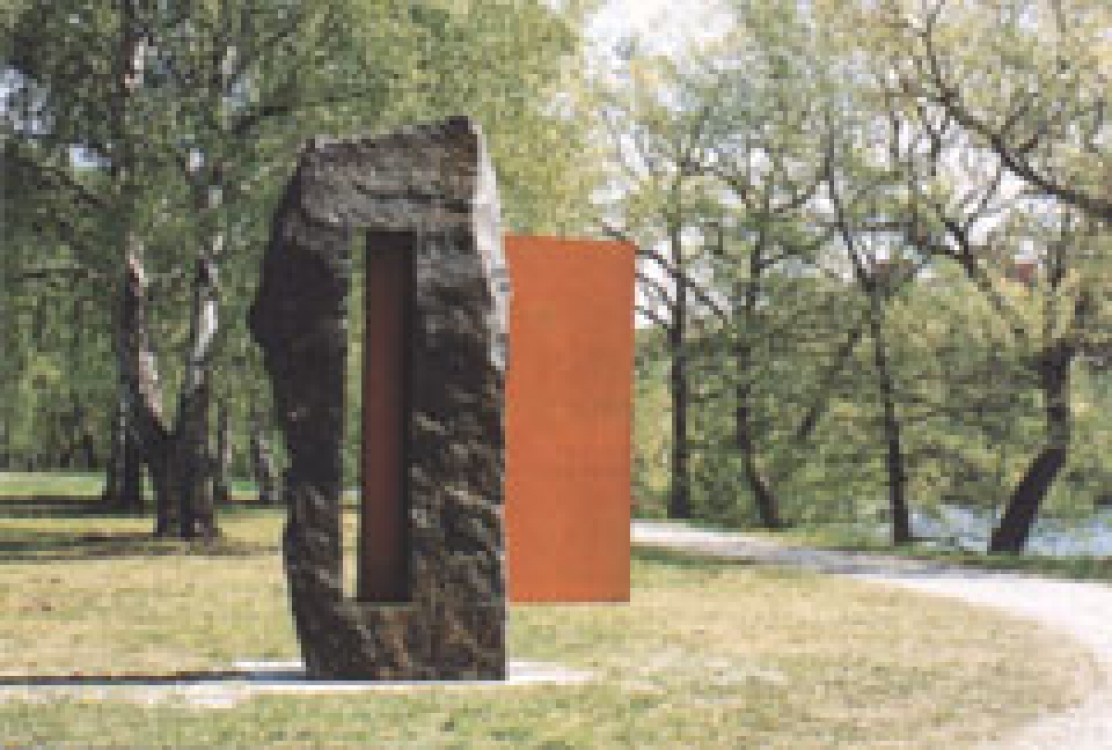 <h1><a href='/medlemmar/hiroshi-koyama'>Hiroshi Koyama</a></h1><h4>"Door-2000", Diabas, j&auml;rn, 220x310x65 cm</h4>